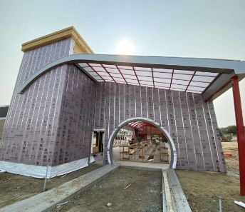 Installation of cladding on an arched building